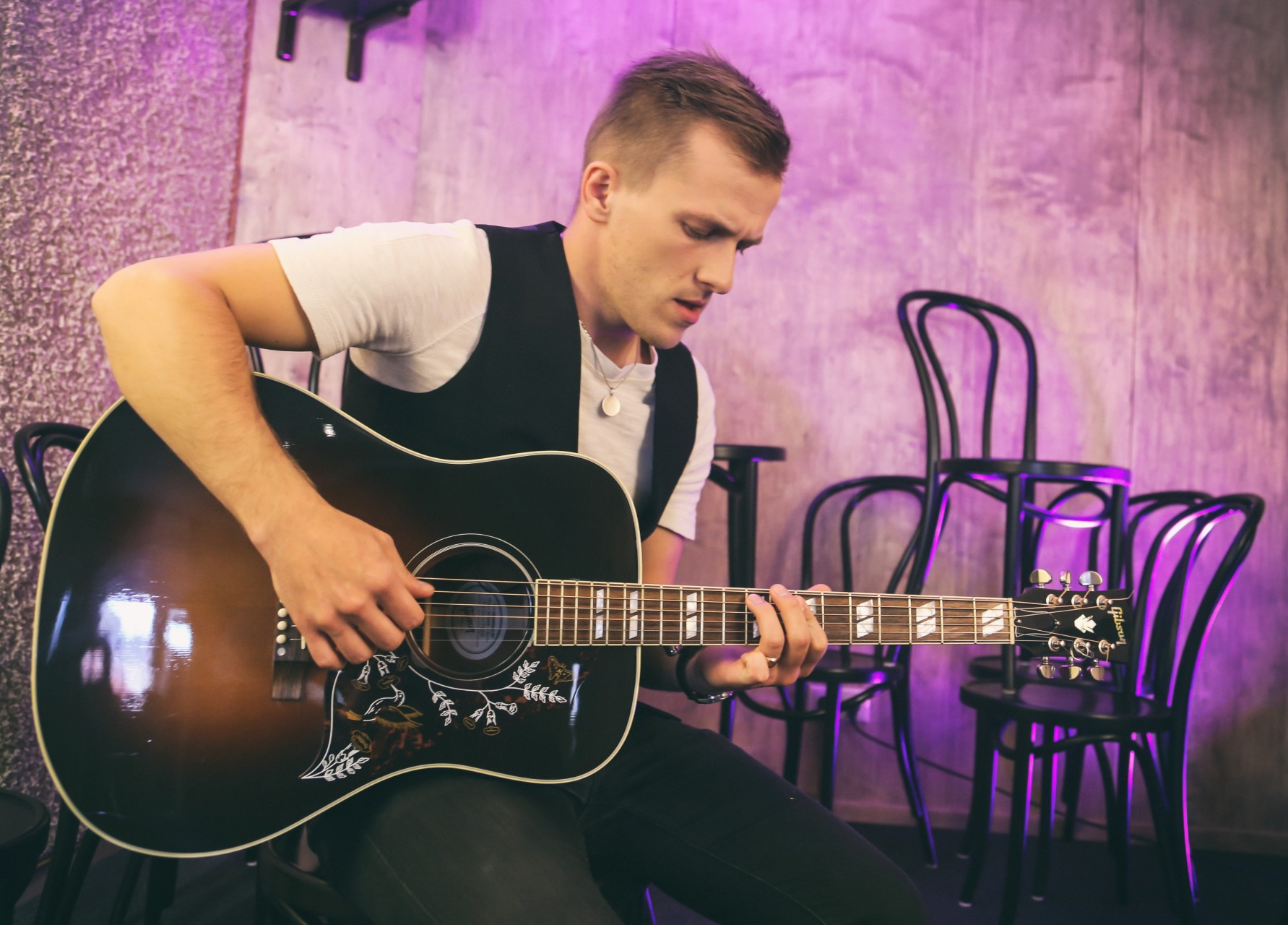 Kārlis Būmeisters raidījumā "Aiz priekškara" izpilda dziesmu "Ēnas"